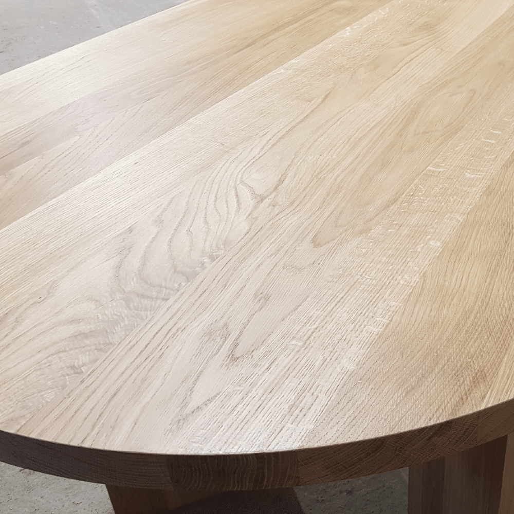 Zbliżenie na blat drewniany jasny