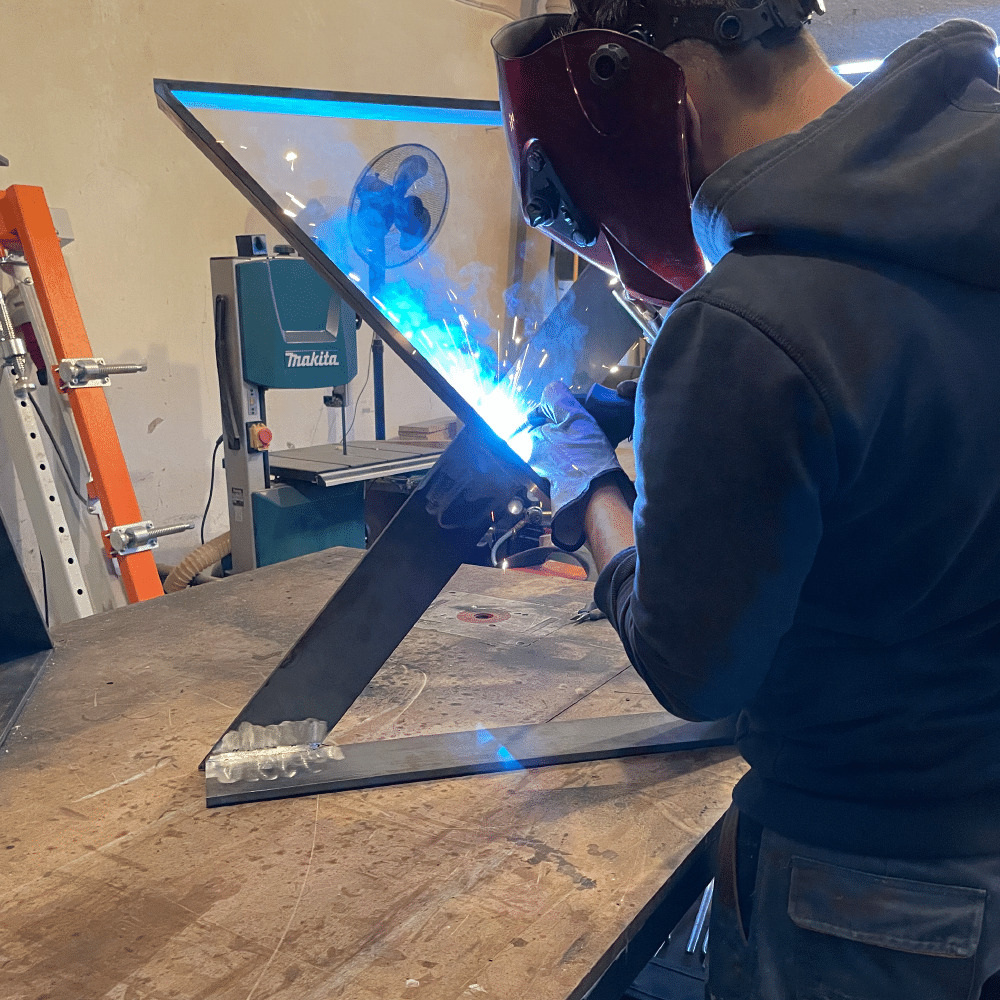 Spawanie ramy stołu w pracowni