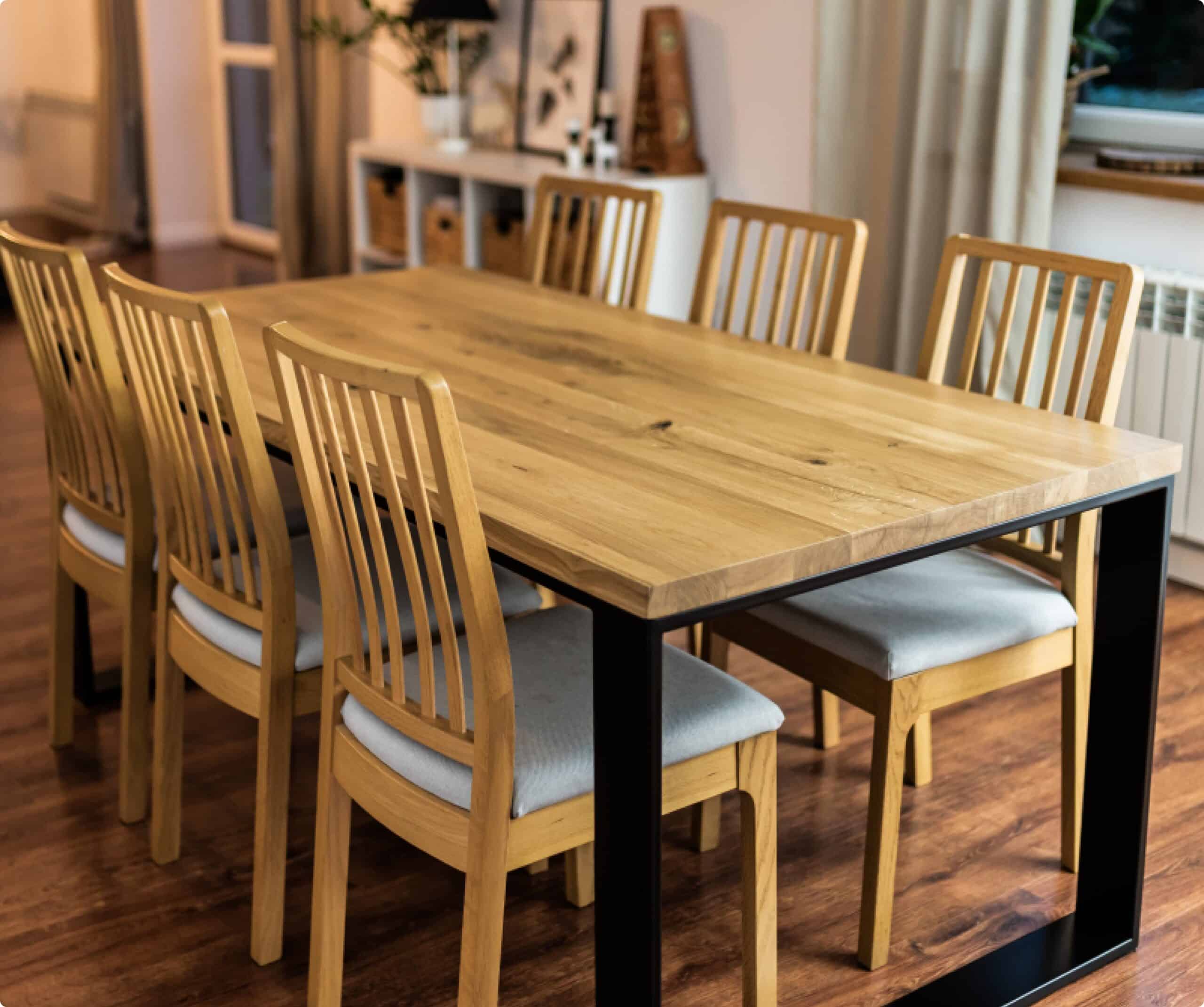 Stoł w jadalni z krzesłami