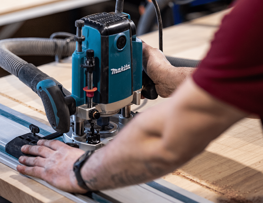 Stolarz pracujący na maszynie