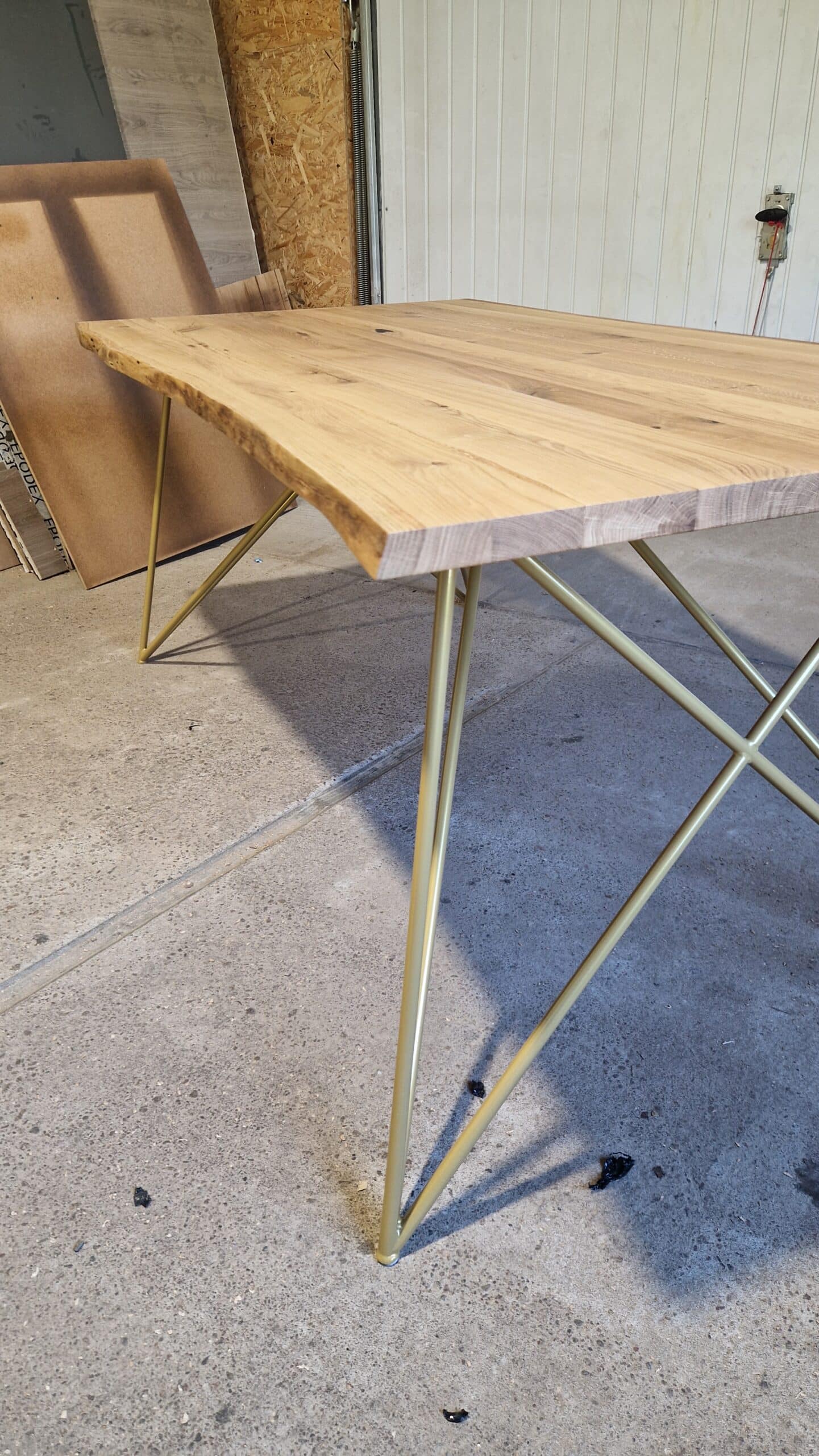 Stół Light Glamour w warsztacie